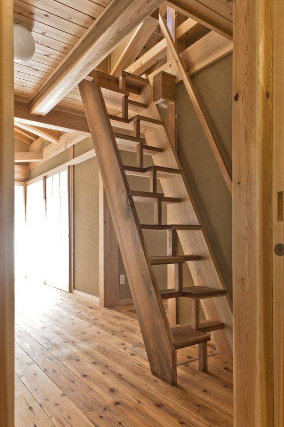 Как выполняют монтаж чердачной лестницы
