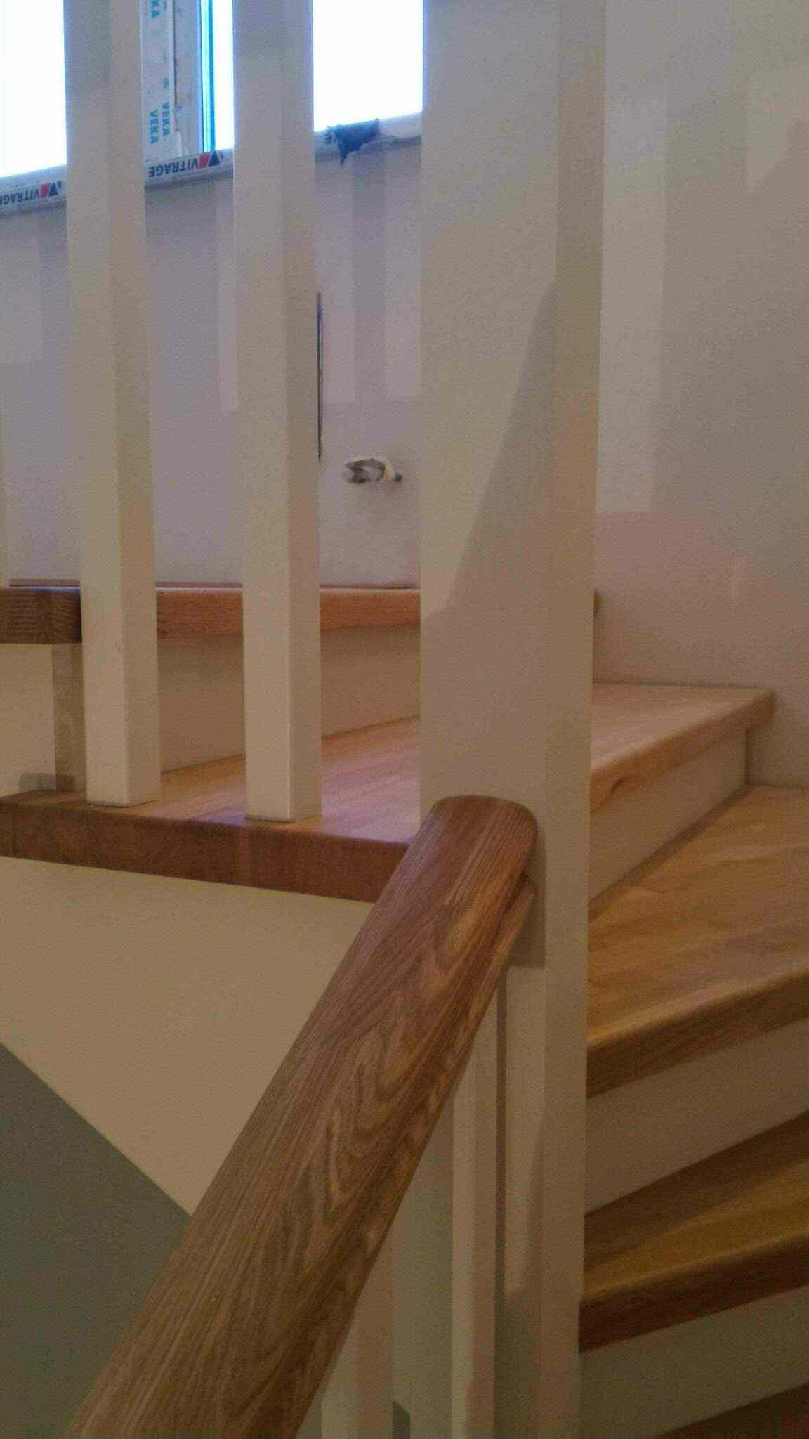 Как расставить и установить столбы, балясины и поручни лестницы на второй этаж в доме